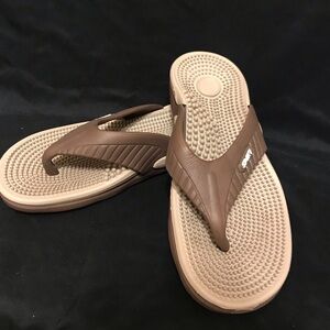 NWOT Women’s Brown Message Sandal Never Worn. Size 9 slip resistance sole.